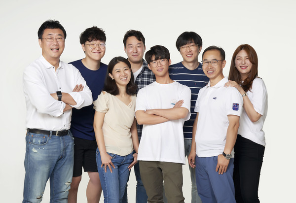 휴이노 임직원들이 투자 유치를 기념해 사진촬영을 하고 있다(사진=휴이노)