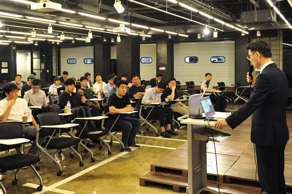 ​예비유니콘보증 설명회에서 김영춘 기보 이사가 제도 내용 등을 설명하고, 기업인들이 이를 경청하고 있다(사진=기술보증기금)​