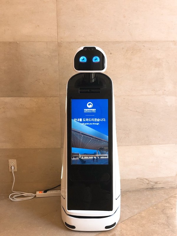 전문 도슨트 로봇을 통해 문화정보 큐레이팅 서비스를 제공하는 큐로봇(사진=큐로봇)