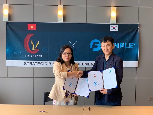 빈 크립토 LENSY PHAM 대표(왼쪽)와 씨큐월드의 조강호 대표가 베트남 하노이 소재 ‘빈 크립토’ 본사에서 투자계약 체결 후 기념촬영하고 있다(사진=씨큐월드)