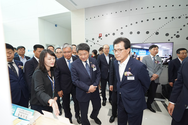 김학도 중소벤처기업부 차관이 충북창업페스티벌에 참가하여 오송의 바이오 창업인프라를 둘러보고 있다(사진=중소벤처기업부)