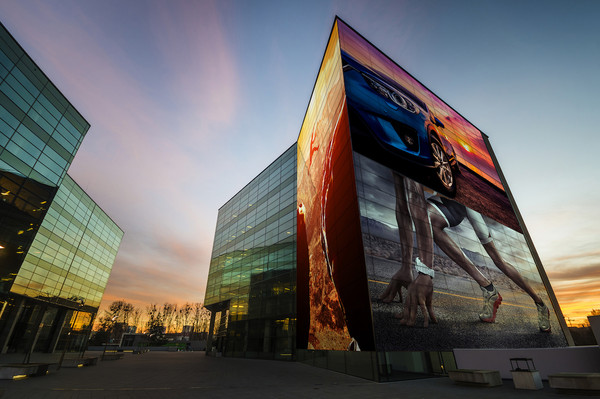 스마트미디어솔루션 튠으로 빌딩 전체를 광고 디스플레이로 구현한 모습(자료=인터브리드)