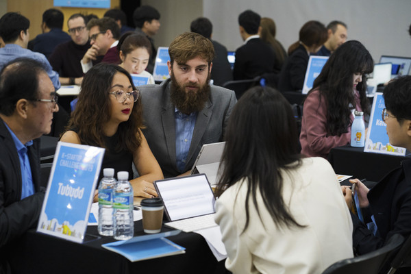 17일, 판교 스타트업 캠퍼스에서 '2019 K-Startup 그랜드챌린지'에 선정된 우수 스타트업과 국내 기업·투자자의 비즈니스 미팅이 개최되고 있(사진=중기부)