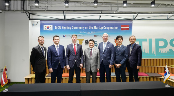 김학도 중소벤처기업부 차관이 25일 팁스타운 S1에서 라트비아 경제부와 MOU를 체결하고 있다(사진=중소벤처기업부)