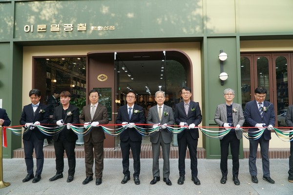 6일 열린 청년창업거점공간 ‘문화상점 이문일공칠’ 개소식에 최홍연 동대문 부구청장(오른쪽 세 번째)과 김인철 한국외대 총장(오른쪽 네 번째)등이 참석해 내빈과 함께 테이프커팅을 하고 있다(사진=동대문구)