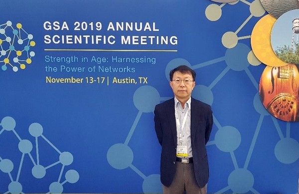 ‘2019 미국 노화학회’(2019 GSA)에서 주제 발표한 하엘 김준 대표 (사진제공=하엘)