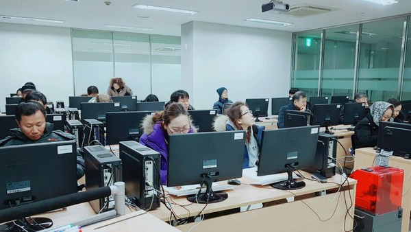 SNS마케팅 교육을 듣고 있는 모습(사진=동작구)