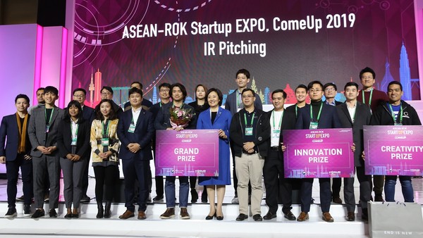 박영선 중소벤처기업부 장관이 26일 부산 벡스코 제1전시장에서 개최된 '한·아세안 스타트업 IR 피칭경연' 시상식에서 참가자들과 단체사진을 찍고 있다(사진=중소벤처기업부)