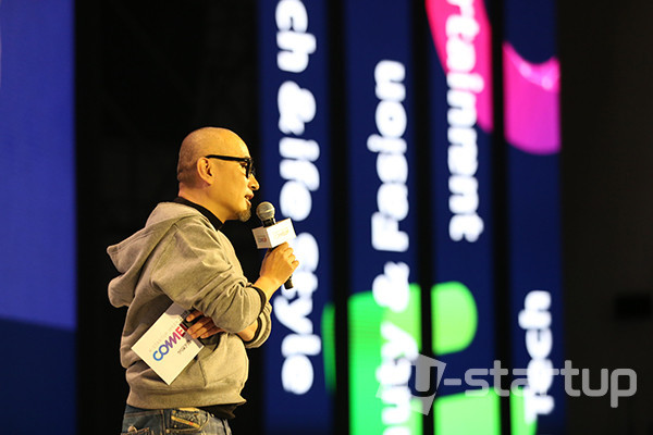 조직위원장을 맡은 우아한 형제들 김봉진 대표가 기조연설을 하고 있다