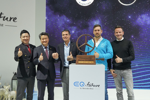 커넥티드카 스타트업 해커톤 관계자 단체사진. 왼쪽부터 류선종(하드웨어 엑셀레이터 N15 공동대표), 김학도 중기부 차관, 디마트리 실라키스(메르세데스 벤츠 코리아 대표), 필립 드나이팅(다임러 AG 오픈 이노베이션 총괄), 크리스티안 디크안(메르세데스 벤츠 코리아 R&D 센터 상무)(사진=중소벤처기업부)