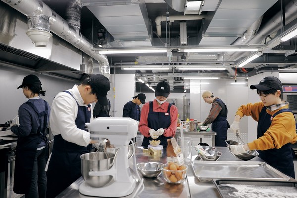 위쿡 송파점 공유주방에서 식품을 제조하는 모습(사진=위쿡)