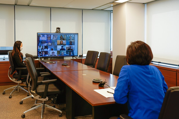 4월 2일, 박영선 중소벤처기업부 장관이 '구루미'의 영상 플랫폼을 활용한 온라인 투자설명회에 참여하였다(사진=중기부)