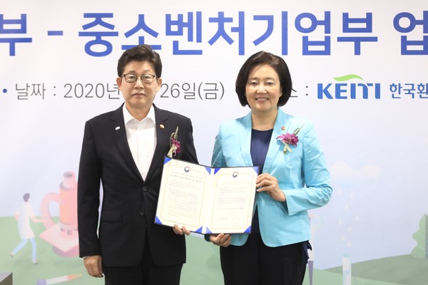 26일 한국환경산업기술원에서 그린 벤처 육성을 위한 중기부-환경부 업무협약식이 체결되었다(사진=중소벤처기업부)
