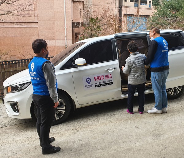 위드메이트의 병원동행 서비스 수행 이미지(사진=위드메이트)