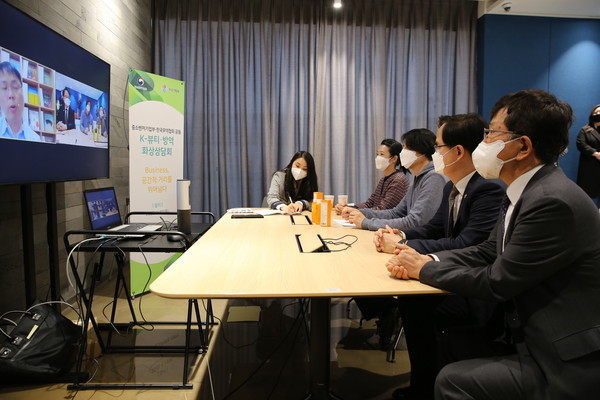 지난 4월23일 코엑스에서 강성천 중소벤처기업부차관이 화상상담회를 참관하고 있다(사진=중기부)
