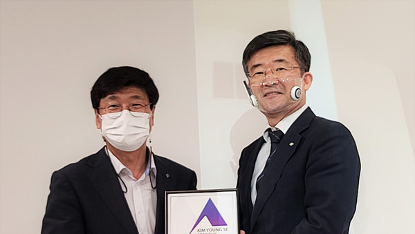 제4회 김영세 스타트업 디자인 오디션' 시상식 장면. 오른쪽이 조성진 세바파트너스 대표(사진=씨엘바이오)