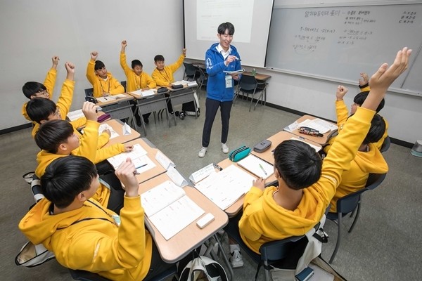 벤처 교육프로그램에 참여하고 있는 학생들 / 사진= 삼성전자