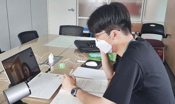 aT-(주)엔에스쇼핑 실무자들이 화상회의를 진행하고 있다. (사진=aT)