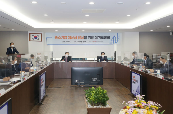 중소기업중앙회는17일 중기중앙회이사회회의실에서 더불어민주당 정태호의원과함께 '중소기업생산성향상을위한정책토론회'를 가졌다./사진=중기중앙회