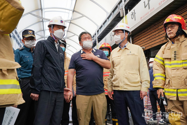 청량리청과물시장 화재현장 진영 행정안전부 장관과 유덕열 동대문구청장이 상인회장으로부터 화재당시 상황을 듣고 있다(사진=동대문구)