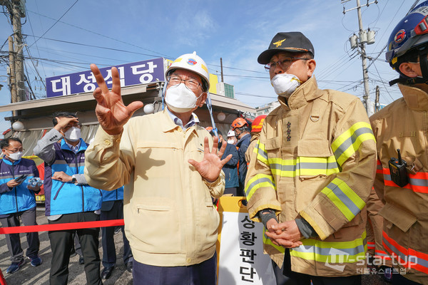 청량리청과물시장 화재현장 지휘하는 유덕열동대문구청장(사진=동대문구)