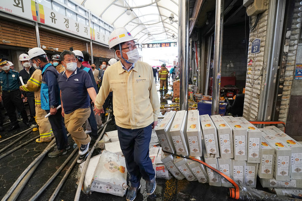 상인회장과 청량리청과물시장 화재현장을 둘러보는 유덕열 동대문구청장(사진=동대문구)