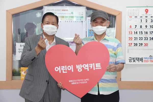 손인국 중기(中企)사랑나눔재단 이사장이 서울시 금천구 독산1동지역아동센터를 직접 방문해 전달했다./사진=중기부