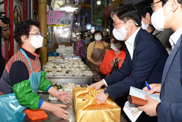 성윤모 산업통상자원부 장관은 28일 추석 명절을 앞두고 세종특별자치시 조치원읍에 위치한 ‘세종전통시장’을 찾아 시장상인들을 격려했다./사진=산자부