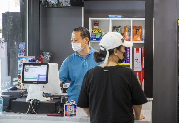 국내 '스마트슈퍼' 1호점 형제슈퍼 대표 (최제형 씨)가 낮 시간대 매장 계산대에서 방문 고객 계산을 하고 있는 모습이다. / 사진 = 이태구 기자