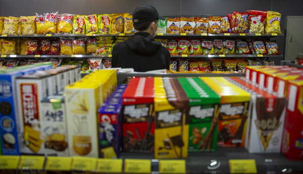 '스마트슈퍼' 내 진열대에서 고객이 상품을 고르고 있는 모습 / 사진= 이태구 기자 