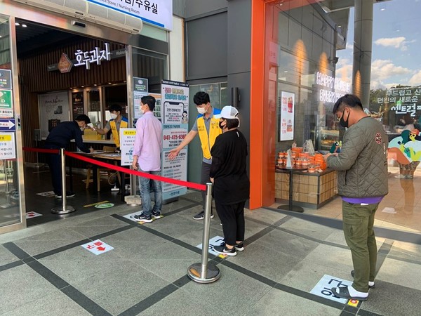 휴게소에서는 입구와 출구를 구분해서 운영하고, 실내 매장과 화장실 입구에 노란조끼를 입은 전담요원을 배치해 이용객들의 마스크 착용, 거리두기 준수 등을 안내한다. / 사진 = 한국도로공사