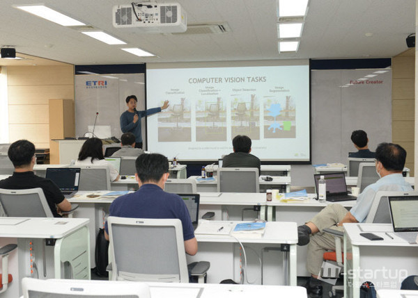 한국전자통신연구원(ETRI)는 AI 전문인력 양성을 위해 엔비디아 코리아, 아마존웹서비스 코리아 등과 함께 교육과정을 개설, 'AI-아카데미'를 운영하고 있다./사진=ETRI 제공