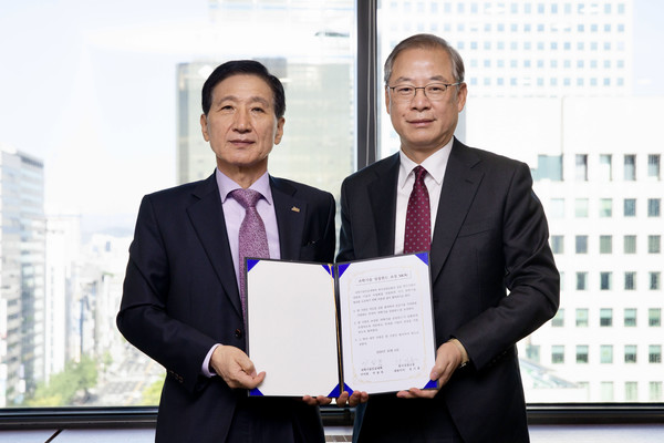 한국성장금융투자운용(성장금융)은 지난 6일 과학기술인공제회(과기공)와 ‘과학기술 성장펀드 조성 MOU(양해각서)’를 체결했다.과학기술인공제회 이상목 이사장(사진왼쪽) 한국성장금융 성기홍 대표이사/사진=한국성장금융