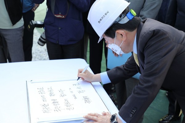 정세균 국무총리가 산업시설을 방문 방명록을 남기고 있다.(사진=정세균 국무총리 페이스북)