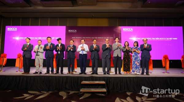 10월 8일(현지시간) 베트남에서 신남방정책 및 동남아 신한류 거점이 될 베트남 비즈니스센터(하노이)의 개소식에서 관계자들이 커팅식을 진행했다./사진 =콘진원 제공