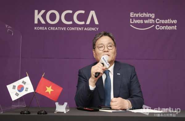 10월 8일(현지시간) 베트남 비즈니스센터(하노이) 개소식에서 콘진원 김영준 원장이 베트남 현지언론과 온라인으로 기자간담회를 진행했다./사진=콘지원 제공