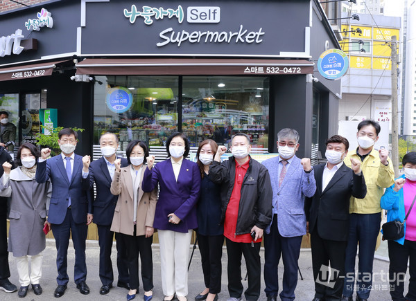 ​박영선 중소벤처기업부장관과 행사 참석자들이 기념촬영을 하고 있다. / 사진 이태구 기자​