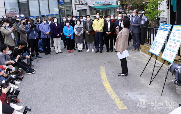 스마트슈퍼 1호점 현판식행사에 모인 사람들이 이수진 더불어민주당의원(동작구 을)의 발언을 듣고있다.  /사진=이태구 기자
