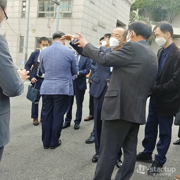 행사에 참석한 중소벤처기업부 및 업계,단체 관계자들이 이야기를 나누고 있다. / 사진 김민주 기자