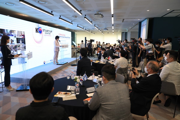 코로나19 재확산 여파로 기업들이 바이오와 의료분야 스타트업에 대한 투자확대등 업무협력을 강화하고 있다./사진은  K스타트업 센터 개소식 장면/사진=중소벤처기업부