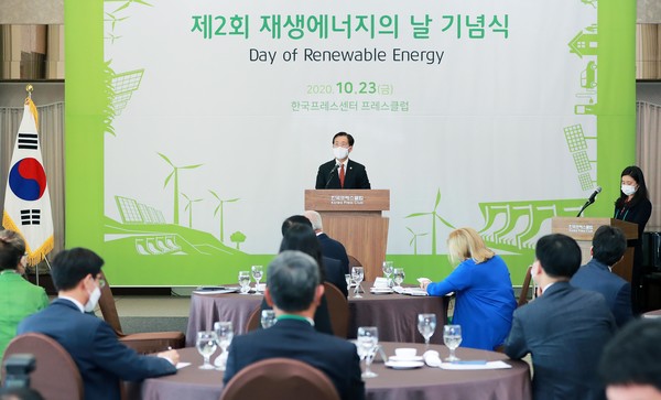 성윤모 산업통상자원부 장관이 23일 오전 서울 한국프레스센터 프레스클럽에서 열린 '제2회 재생에너지의 날 기념식'에서 축사를 하고 있다./사진=산업통상자원부 제공