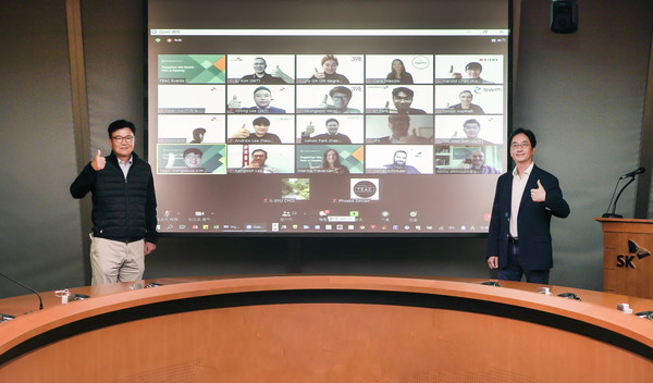 지난 8일 서울 을지로 SKT 본사에서 하형일 SKT코퍼레이트2센터장(왼쪽), 김윤 CTO 등이 도이치텔레콤, TIP, 글로벌 통신사 임원들과 언택트 스타트업 육성에 대한 영상회의를 가졌다. 사진=SKT 제공