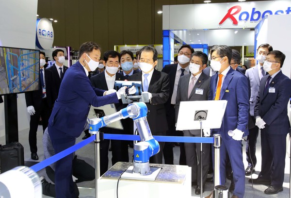 정승일 산업통상자원부 차관은 28일 일산 킨텍스 제1전시장에서  ‘로봇과 함께 미래를 걷다, 로봇산업과 규제혁신’ 이라는 주제 열린 '로봇산업 규제혁신 현장대화'에 참석한 정세균 국무총리와 함께 ‘2020 로보월드’ 전시장을 둘러 보았다./사진=산업부