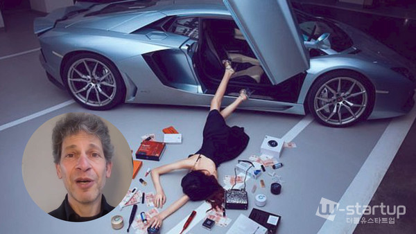 '디스럽터: 시장의 교란자들' 저자인 데이비드 로완이 ‘Post COVID19 : How to Build up Innovation(포스트 코로나19 : 혁신을 이루는 방법)’을 주제로 강연하고 있다.