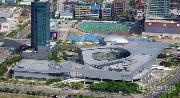 인천 스타트업 파크는 지하철 인천대입구역과 연결되고 복합환승센터가 있어 교통이 편리하며, 주변에 송도 센트럴파크와 송도국제업무단지, 인천대학교 등이 있다. / 사진= 중기부