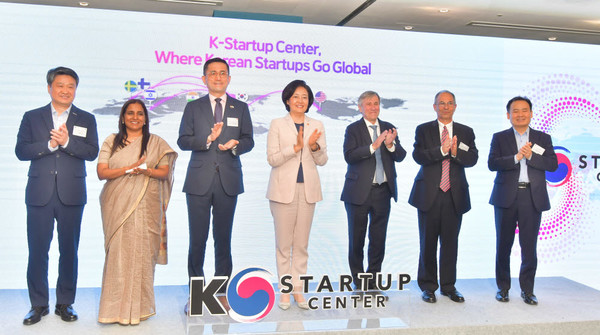 지난 7월 K-STARTUP 센터 개관식에 참여한 박영선 중소벤처기업부 장관. K-STARTUP 센터는 한국 스타트업의 해외안착을 지원하게 위해 개관됐다. (사진=중소벤처기업부)