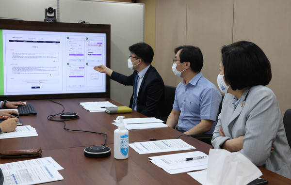 지난 9월 진행된 K-비대면 바우처 플랫폼 시연 점검에 나선 중소벤처기업부 박영선 장관(사진=중소벤처기업부)