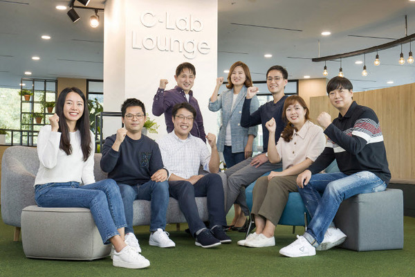 삼성전자, 비컨·옐로시스·바이브존등 사내 스타트업 3곳 창업 지원...삼성전자 C랩을 통해 창업에 도전하는 3개 과제 참여 임직원들이 파이팅을 외치고 있다. /사진=삼성전자 제공
