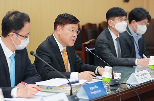 윤상흠 산업통상자원부 무역위원회 무역조사실장(수석대표)은 4일 정부세종청사 영상회의실에서 러 찌유 쭝(Le Trieu Dzung) 베트남 무역구제청장(수석대표)을 비롯한 양국 정부대표단 등이 화상으로 참석한 가운데 열린 '제4차 한-베트남 무역구제협력회의 및 제5차 한-베트남 FTA 무역구제이행위원회'에 참석,  ‘양국 무역구제기관 간의 협력을 논의하고 한-베트남 FTA 무역구제분야의 이행현황’ 등을 점검했다./사진=산업부