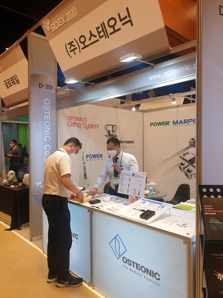 지난 6월 5일부터 7일까지 서울 삼성동 코엑스에서 개최한 '2020 국제종합학술대회 및 제17회 서울국제치과기자재 전시회'에 마련된 오스테오닉 부스에서 직원들이 전시회 준비를 하고 있다. 사진=오스테오닉 제공